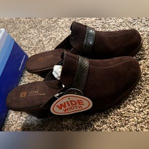 womans white mountain clogs size 7